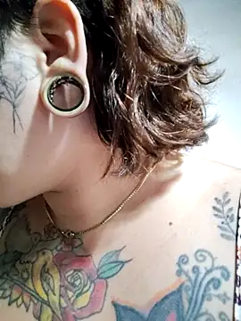 Divine Pouvoir online show from February 7, 8:35 pm