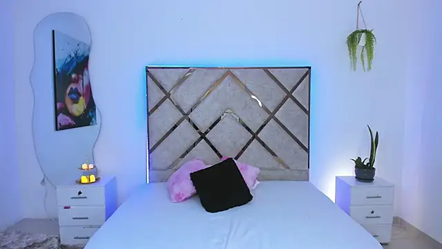 queenie staar online show from March 18, 7:41 pm