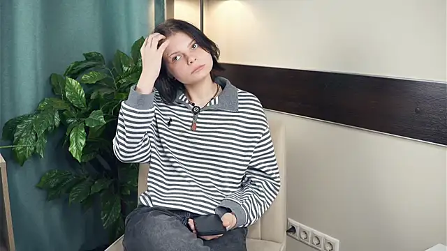 LurleneRanft online show from December 18, 8:41 am