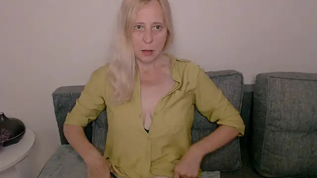 Snapshot of MiLenaMilf chatting on September 10, 7:19 am MiLenaMilf online show from September 10, 7:19 am