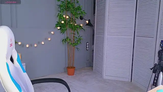 Zoe  Page online show from March 20, 2:00 pm