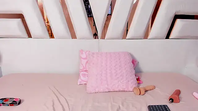 MiaKleinX online show from July 13, 10:10 pm
