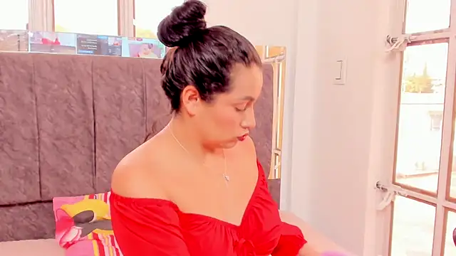 MiaKleinX online show from August 5, 9:32 pm