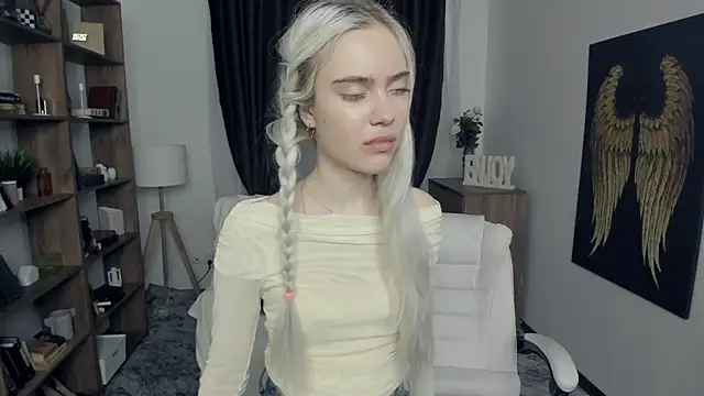 KristalCrowner online show from February 9, 7:49 pm