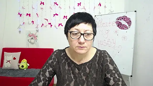 EmilyL0ve online show from April 29, 5:26 pm