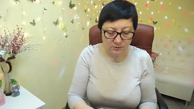 EmilyL0ve online show from April 28, 5:11 am