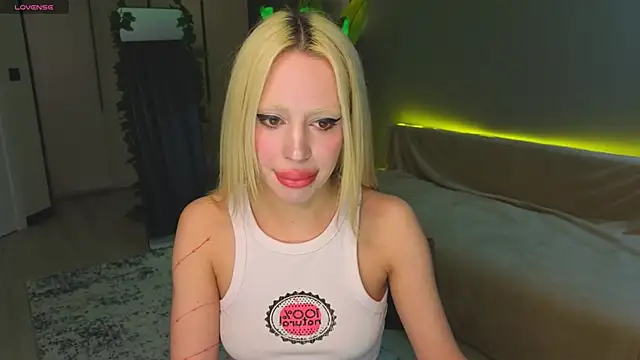 Luna Beverly online show from April 26, 8:28 pm