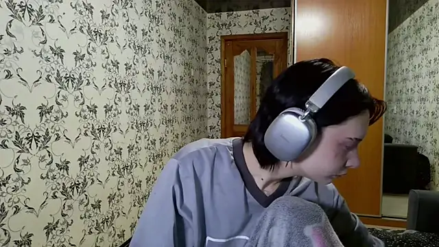 LxayBloom online show from March 17, 2:32 pm