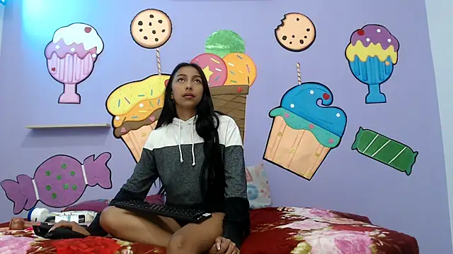 skinnysexzara18 online show from March 6, 2:17 am