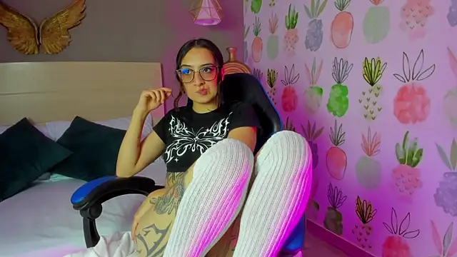 emma hiltonn  online show from March 11, 2:27 am