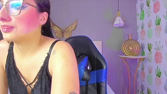 emma hiltonn  online show from March 15, 2:35 am