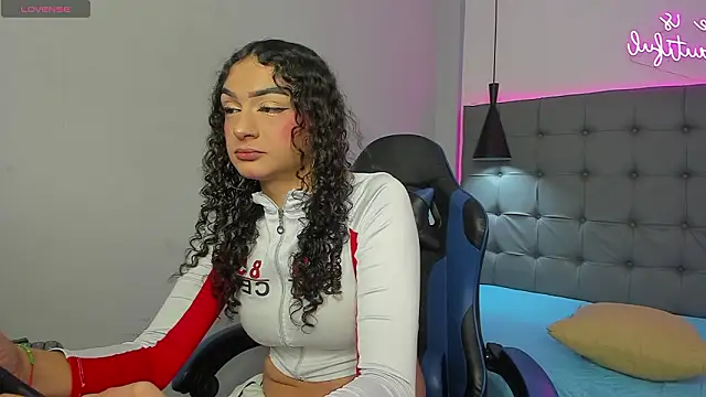 scarletcherry18 online show from March 15, 2:13 am