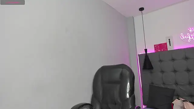 scarletcherry18 online show from July 28, 4:43 am