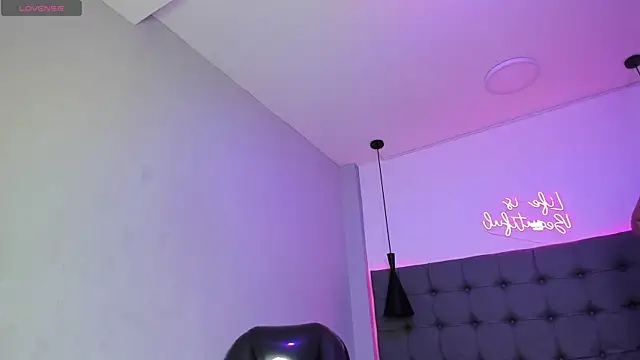 scarletcherry18 online show from June 25, 5:12 am