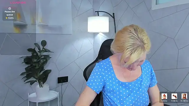 Julie Lucas online show from June 3, 12:23 am
