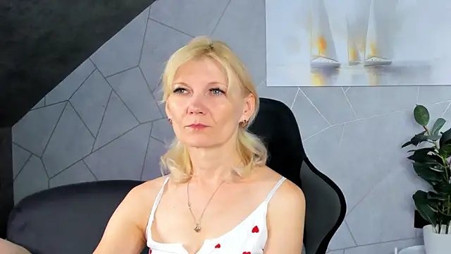 Julie Lucas online show from July 30, 12:44 am