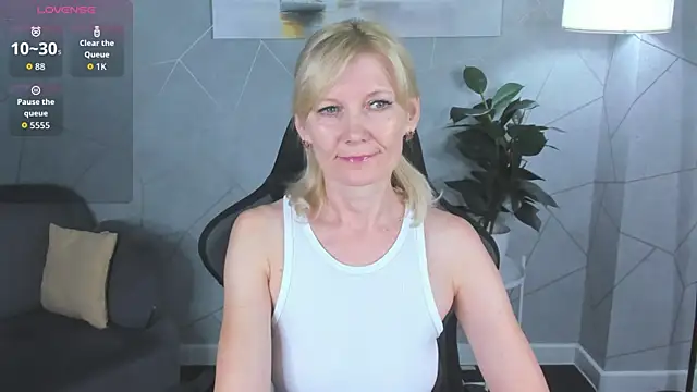Julie Lucas online show from July 27, 12:18 am