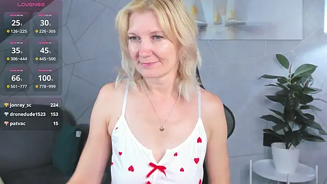 Julie Lucas online show from July 24, 2:09 am