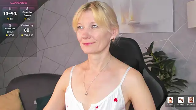 Julie Lucas online show from June 22, 12:15 am