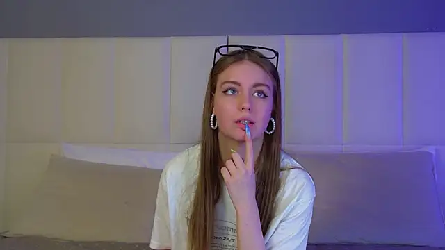 SofiaSarvain online show from February 24, 6:28 pm