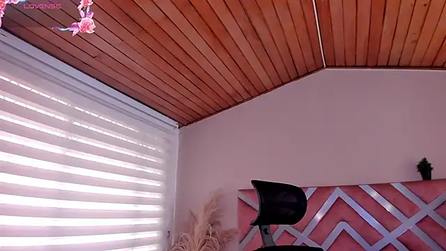 ella  olmos online show from June 16, 1:56 pm
