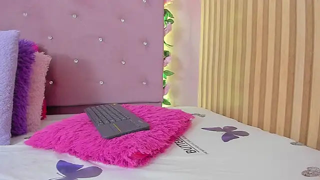 lovely  kiss   online show from April 28, 6:12 pm
