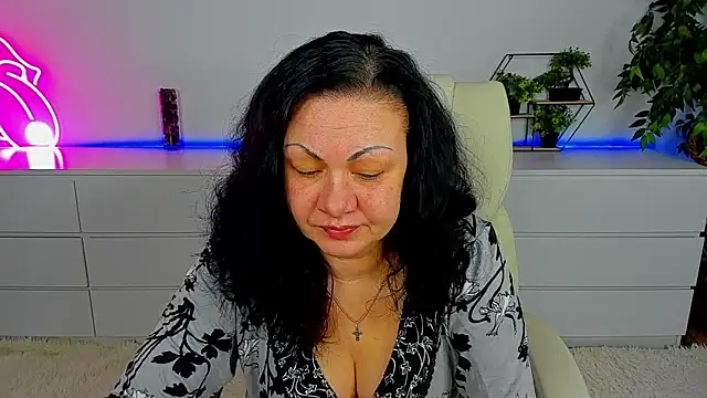 IrissMoon online show from March 18, 6:40 am