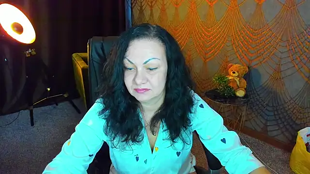 IrissMoon online show from May 12, 5:37 am