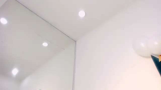 victoriavelasquez  online show from February 13, 3:35 pm