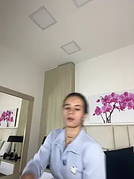 JuliaColemann online show from June 14, 11:54 am