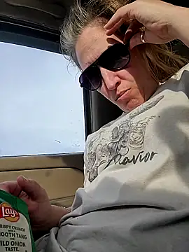 Sunflower0025 online show from March 1, 10:20 pm