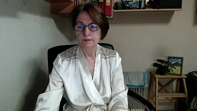 katemodel online show from May 9, 7:10 am