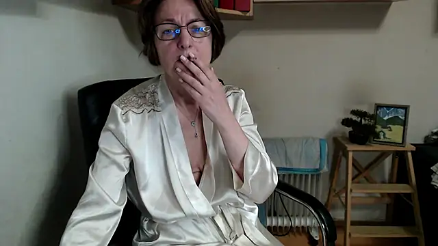 katemodel online show from May 16, 7:00 am