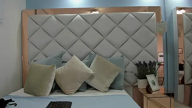 crystalstonee online show from May 5, 10:35 pm