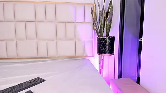 liorah wolf online show from February 4, 8:01 pm