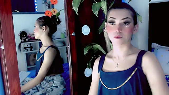 NathalialLooes online show from July 28, 8:52 pm