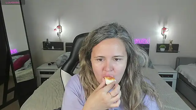 LilyBel online show from July 6, 1:00 am