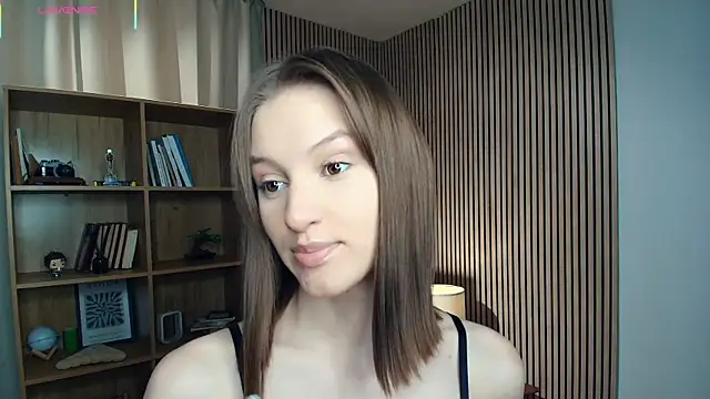 LianneBynon online show from July 13, 9:54 am