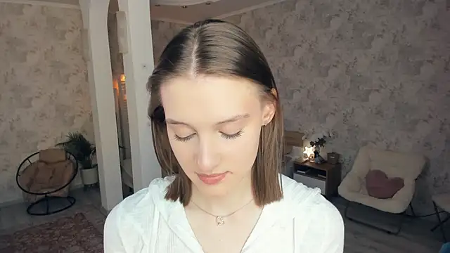 LianneBynon online show from June 13, 8:45 am