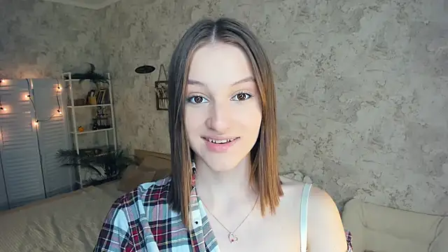 LianneBynon online show from June 22, 8:33 am