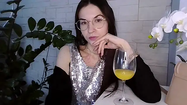 JuliaLovely online show from February 17, 3:11 pm