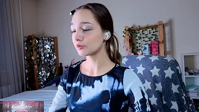 HoneyComfy online show from April 25, 2:14 pm