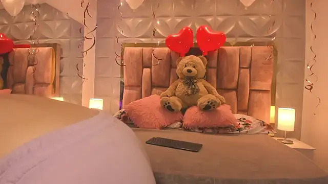 Paris Velvet online show from February 15, 11:15 pm