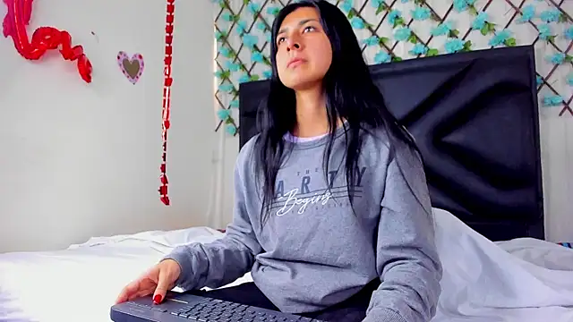 EmmaWilliamss4 online show from February 19, 3:11 pm