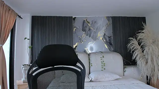CarolineFyre online show from July 18, 1:57 pm