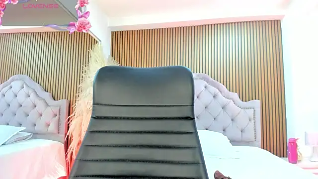 CarolineFyre online show from April 28, 12:42 pm
