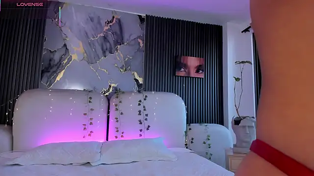 CarolineFyre online show from July 27, 2:47 pm