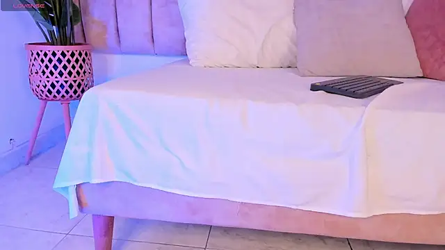 Axa Graham online show from February 12, 8:32 pm