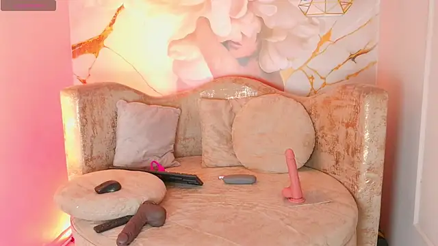 nylaroyale cr online show from August 2, 7:39 pm