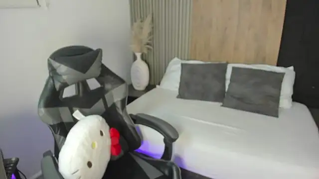 milaack  online show from March 18, 1:16 pm